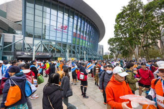 復興實中校慶辦在小巨蛋 市民驚呆：路邊一堆豪車