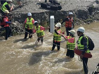 台中溪尾國小超狂課程 全校「造筏渡河」體驗擺渡人生