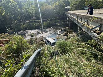 苗栗南庄厢型车坠桥！掉2层楼高溪床 3人受困吊挂救援