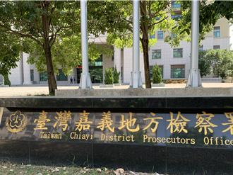 偷走萬元泡泡瑪特 男從副駕強行開車撞傷業者