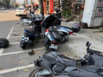 台中宾士女驾驶突偏移 13机车遭「骨牌式」撞倒