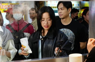 直擊Apink突現身通化夜市！合體電商女王瑪菲司品嚐豬血糕