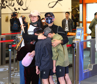 影》亚亚搭机离境！与丈夫、3孩相拥道别 噙泪叮嘱1句