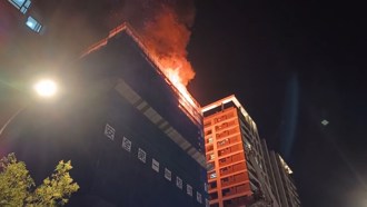 快讯》新店央北新建案顶楼突起火　火势猛烈照亮夜空