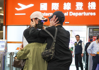 陆配亚亚泪别家人离台 再留千字文「痛批民进党」