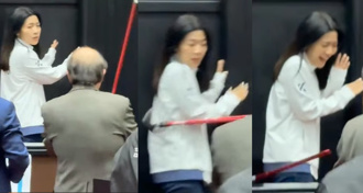 徐巧芯遭柯建銘斷杖攻擊！驚喊：近乎瘋魔
