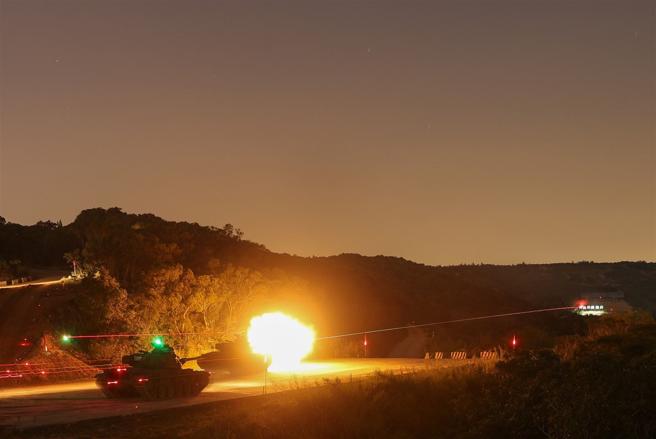 兰指部战车营实施基地战力鑑测，进行瞬间停止射击等课目，发挥强大夜射能量。（记者黄迪明摄）