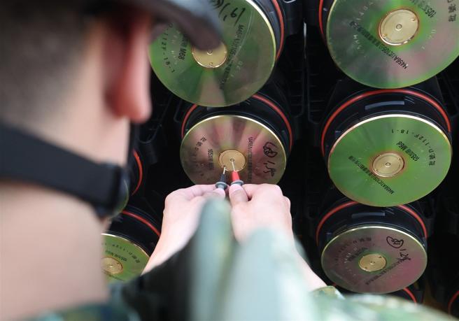 3支部未爆弹处理小组协助弹药检查，确保实弹射击训练安全。（记者黄迪明摄）