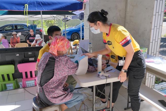 国医山服队前往医疗资源不足山区，协助医师义诊，温暖偏乡民眾。（国防医学院提供）