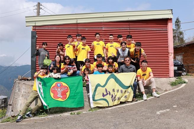 国防医学院大山医疗服务队长期走访桃园、新竹偏乡，实施卫教等服务，并推动偏乡教育，使知识跨越城乡鸿沟。（国防医学院提供）