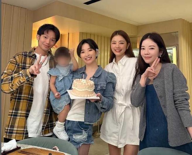 許維恩（中）一家的俊男美女基因也常被報導及討論。（圖／翻攝自許路兒IG）