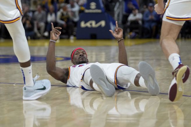 勇士球星吉米巴特勒被对手犯规撞倒。（美联社资料照）