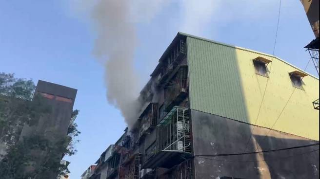 三重民宅火警，阿嬤大腿燒傷，20餘歲孫無生命跡象送醫。（圖／李惠婷翻攝）