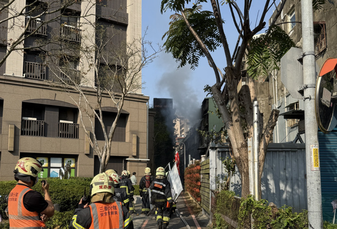 三重民宅5樓竄出濃煙。（圖／李惠婷翻攝）