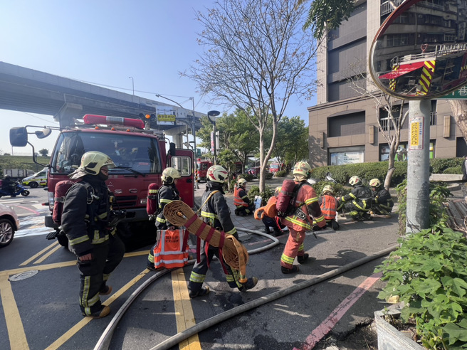 警消出動66名消防員、各式消防車輛28台。（圖／李惠婷翻攝）
