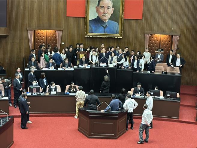 立法院会今处理国民党团提出两大公投，力拚径付二读，但9点院会开始，民进党团立刻提出权宜问题，要求立法院长韩国瑜先处理新党副秘书长游智彬游智彬大闹议场案，并包围主席台。（杨亚璇摄）