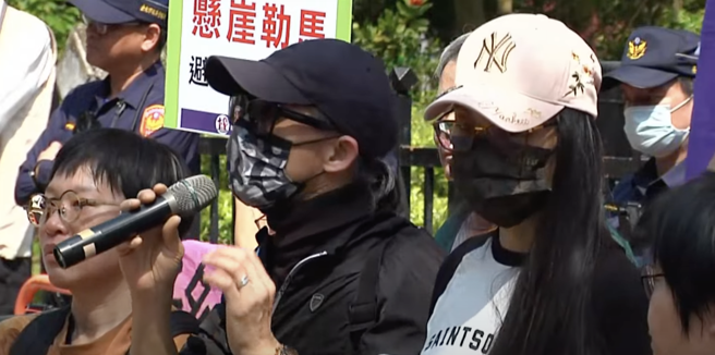 亚亚老公（左）首发声。（取自中时新闻网直播）