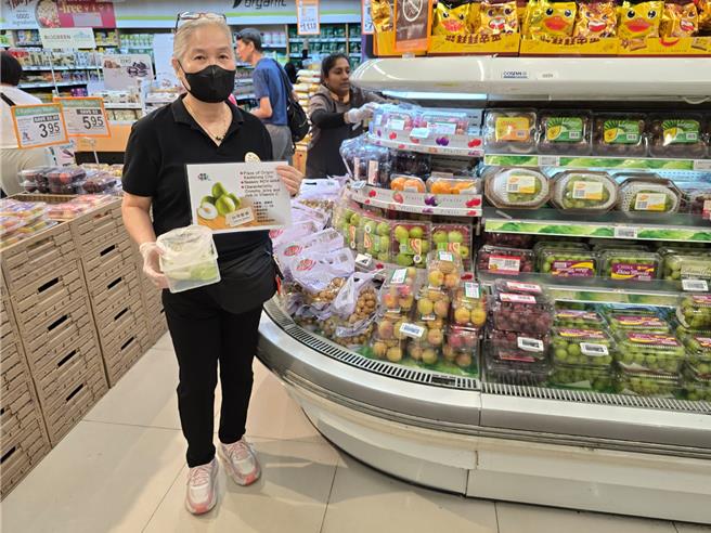 高雄市政府農業局於3月21日至3月23日在新加坡知名連鎖超市新加坡職總平價合作社（NTUC FairPrice）五家分店盛大展開試吃活動，推廣高雄蜜棗和蓮霧等農產。（高雄市農業局提供／林雅惠高雄傳真）