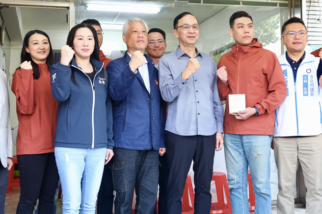 国民党主席朱立伦（右三）25日出席罢瑶总部成立记者会，向志工加油打气。（邓博仁摄）
