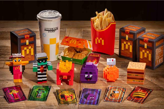 麦当劳「麦块电影联名特餐」包括10块或6块麦克鷄块（原味／辣味）搭配经典配餐、一款麦块公仔盲盒及角色SKIN兑换卡，229元起。（麦当劳提供／朱世凯台北传真）