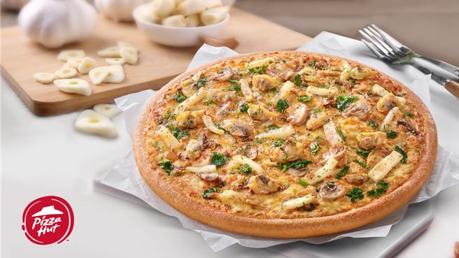 必胜客全新推出「香浓蒜香海鲜比萨」，以台味经典蒜香结合海鲜鲜甜，打造浓烈又鲜美的口感。（必胜客提供／朱世凯台北传真）