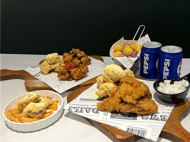 bb.q CHICKEN「嘿皮欢乐餐」内含可任选两种口味的「半鸡拼盘」1份，还有一次能吃到蜂蜜蒜味、起司、韩式甘酱3种超人气口味的「去骨炸鸡拼盘」、炸薯条跟汽水组合，899元。（全家餐饮提供／朱世凯台北传真）