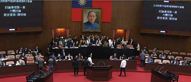 国民党立委葛如钧、杨琼璎轮番炮轰，批评绿营拿国安当藉口划设言论红线、没收质询权，瘫痪国会只为护航行政院，直言「民主不是民进党说了算」。(张睿廷摄)