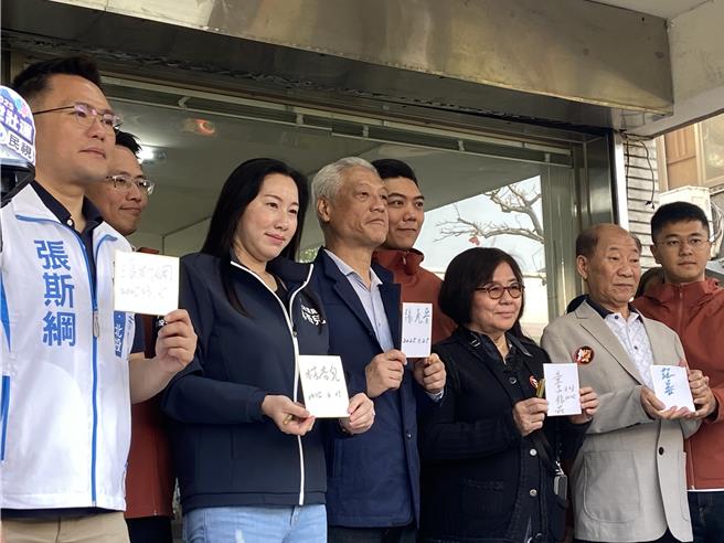 教授张克晋（中）担任罢免民进党立委吴思瑶的法定领衔人。（邱芊摄）