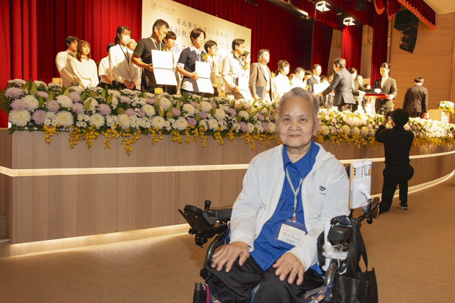 吴凤琴说，她和已逝的先生签署同意书后，10年来几乎不乱吃，就为了保留良好体况。（北医大提供）