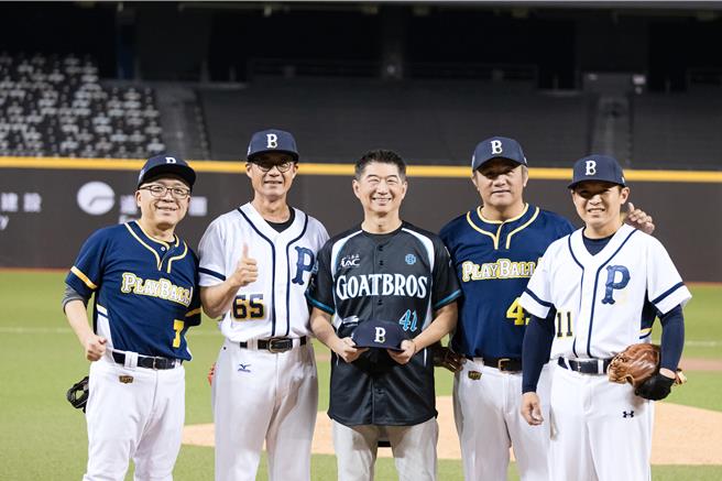 （左起）前台中市成棒队领队谢中川、资深职棒选手林琨瀚、中华棒协常务理事陈炳甫、资深职棒选手张泰山、清大助理教授何志勇在台北大巨蛋合影留念。（何志勇提供）