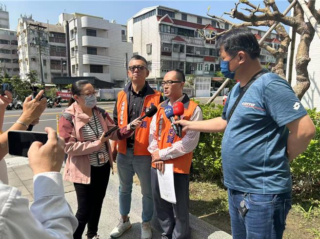 高雄双罢劫团队到凤山分局报案。 （翻摄照片／洪靖宜高雄传真）