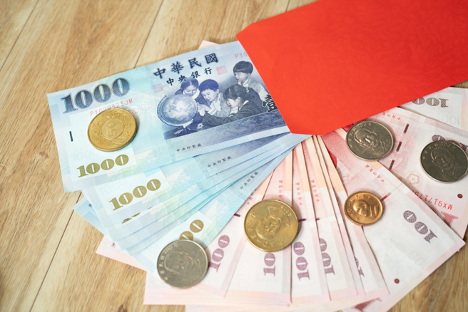 長輩們好消息！新竹縣政府25日宣布今年續發敬老禮金1萬元，並自4月1日起到9月30日止受理申請。（示意圖：shutterstock／達志）