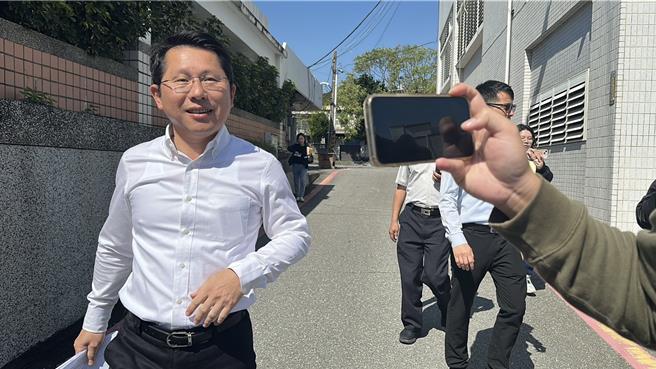 花蓮縣政府民政處處長明良臻今天上午被檢調帶回偵辦調查。（羅亦晽攝）