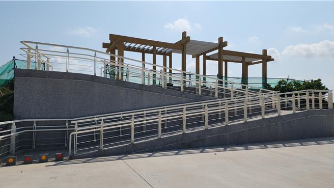 经济部水利署第七河川分署斥资整修澎湖马公市西卫海堤，设置的无障碍坡道，却在入口处设置车阻，防止机车骑上去，却害轮椅也过不去。（许逸民摄）