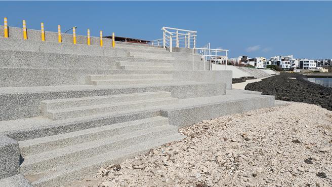 经济部水利署第七河川分署斥资整修澎湖马公市西卫海堤，堤外阶梯落差大，虽然阶中有阶，却不是在同一垂直面上，易让人不注意摔倒。（许逸民摄）