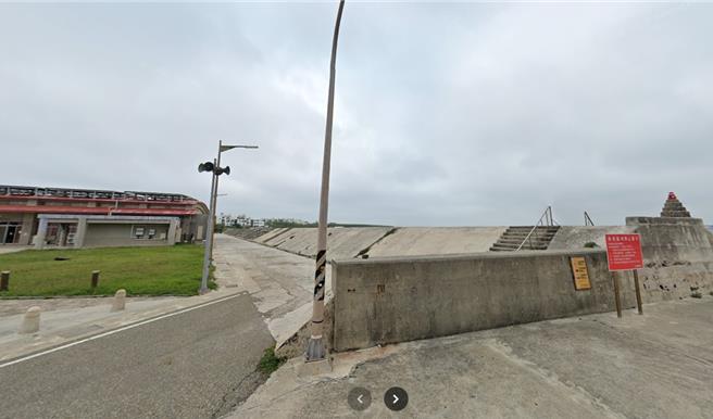经济部水利署第七河川分署斥资整修澎湖马公市西卫海堤前原貌。（翻摄Google MAP／许逸民澎湖传真）
