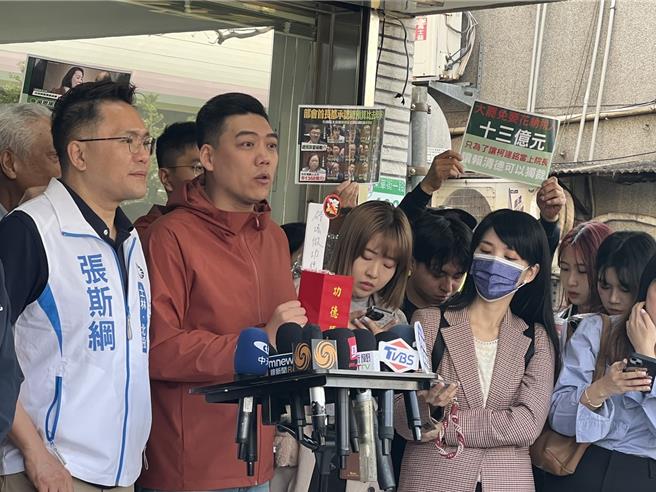 国民党议员张斯纲表示，蓝营执政首长要站出来，立委被罢掉对于在野士气会有很大的打击，大家要勇敢站出来迎接挑战。（张珈瑄摄）