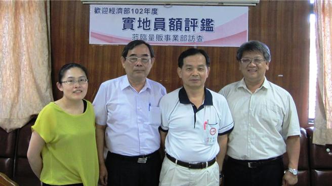 行政院核定台糖高雄分公司執行長曾見占（右二）升任台糖副總。圖/截自台糖通訊