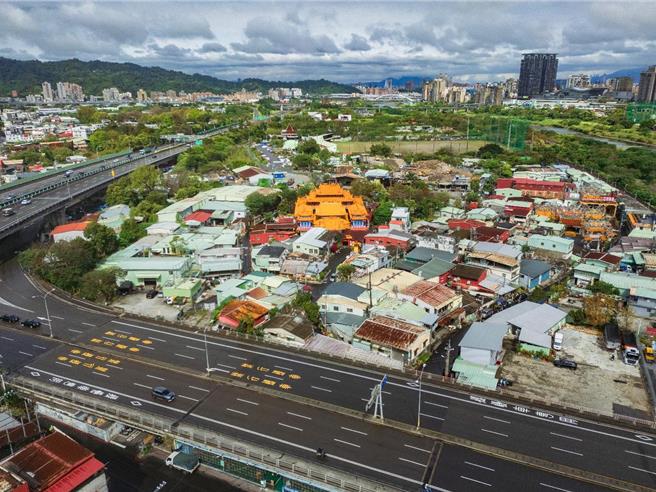 面积约22.87公顷新店碧潭大桥北侧农业区F单元，邻近安坑交流道、捷运小碧潭站及安坑轻轨安康站、阳光运动公园站。（图／新北市城乡局）