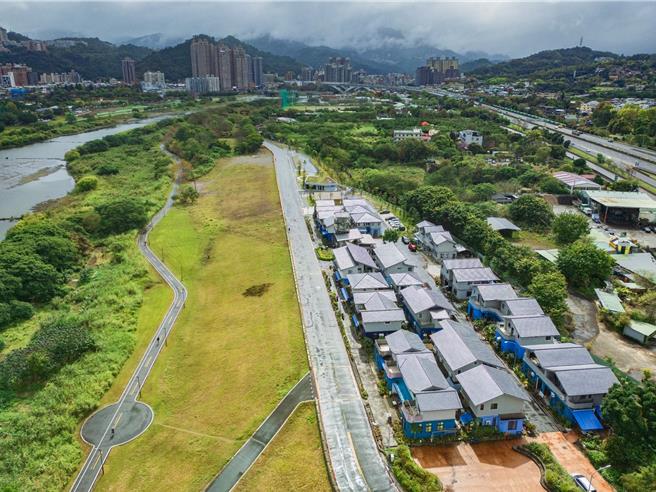 F单元位于新店溪左岸，计画范围东侧的新店溪第二期堤防已于2022年3月完成。（图／新北市城乡局）