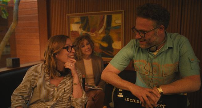 賽斯羅根（右）自編自導自演《片廠風雲》，點名客串演員中莎拉波莉的戲份最多、最難。（Apple TV＋提供）