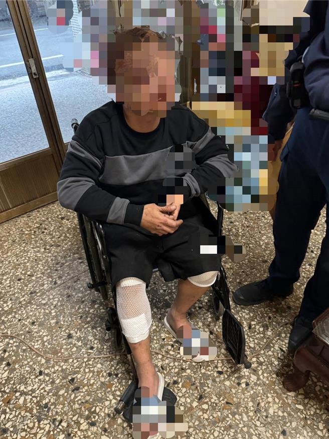 38岁周男日前跑到彰化县溪湖镇1间虾皮智取店偷走10多万元，却在返程遇车祸双脚骨折，面当警方上门抓人时，只能瘫坐在轮椅上束手就擒。（警方提供／叶静美彰化传真）