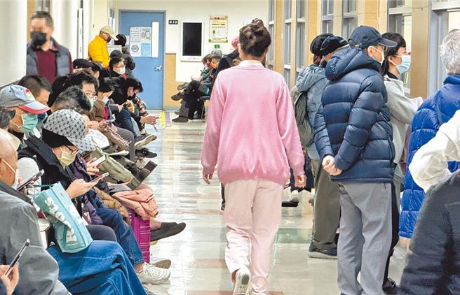 卫福部去年祭出夜班奖励，盼留住护理人力。（本报资料照）