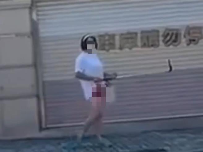 台中市大里區立中街、新甲路一帶22日上午10點多出現「遛鳥俠」，民眾目睹嚇壞，警方24日晚間將年約40歲黃男帶回釐清，釐清後發現黃男是戴假陽具上街，仍被警方依涉公然猥褻罪嫌送辦。（市議員江和樹提供／潘虹恩台中傳真）