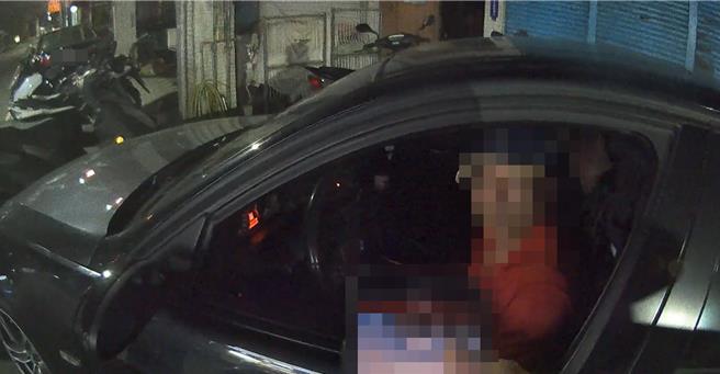 员警盘查违停的陈姓男子。（警方提供）