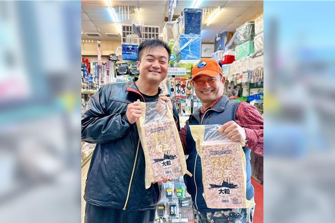 随着春季来临，海水温度逐渐回升，苗栗西海岸一带进入海钓旺季。近日，钓客在龙凤渔港附近海域钓获多尾大型鱼类，包括一尾重达20斤的红甘及一尾17斤的大鮸鱼。（联合钓具提供／吕丽甄苗栗传真）