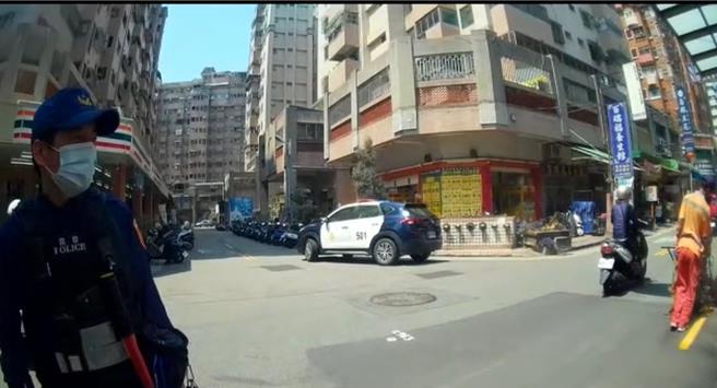 警员获报赶至协助沟通，划线工程才得以顺利进行。（民眾提供／宝智华台中传真）