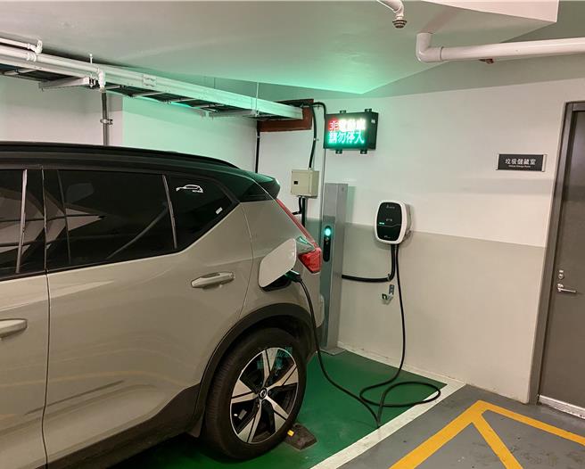 国内电动汽车数量快速成长，停车场充电需求随之增加，交通部补助地方政府与中央附属机关近10亿元，于公有停车场设置充电桩。（蔡明亘摄）