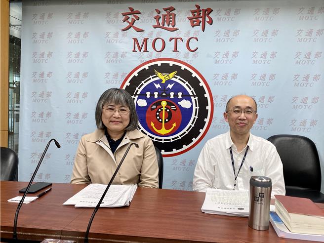 交通部路政及道安司专委、代理副司长魏瑜（左）25日说明交通部核定补助公共充电桩建置情形。（蔡明亘摄）