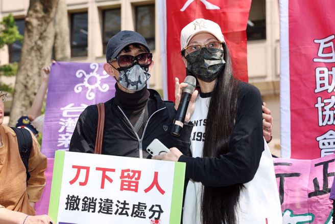 亞亞老公（左）喊「別讓我家庭破裂」。陸配劉振亞（亞亞，右）25日與老公至內政部抗議。（杜宜諳攝）